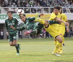 Matsumoto, Kashiwa players struggle for ball in J-League game