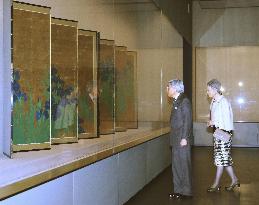 Emperor, empress visit exhibit for 300th anniv. of master painter's death