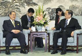 Ex-Japanese minister meets with China's 4th-ranked leader