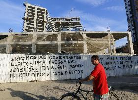 Slum residents in Rio demand rights protection in wall massage