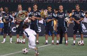 (2)45,000 turn up to watch Beckham and Real in practice