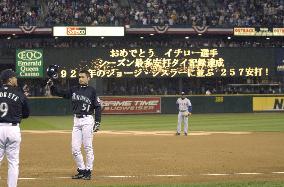 (3)Ichiro breaks MLB record for hits in a season