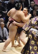 Hakuho dumps Kisenosato to stay hot in pursuit at Kyushu sumo