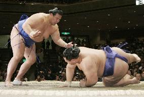 Kaio suffers 3rd loss at New Year sumo