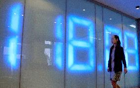 Dollar rises in lower 118 yen range