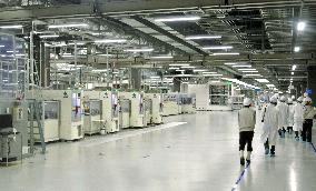 Sharp shows press flagship solar cell facility in western Japan