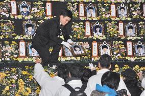 Kin of sunken S. Korean ferry's victims get their portraits