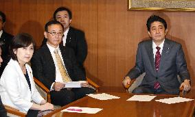 Abe calls for solidarity in LDP