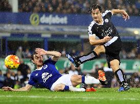 Okazaki grabs winner as flying Leicester stretch lead