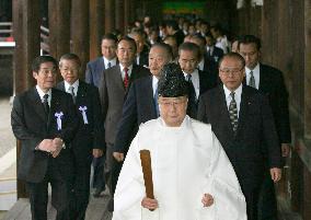 (1)79 lawmakers visit Yasukuni for fall festival