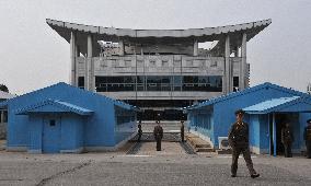 N. Korean soldiers at Panmunjeom