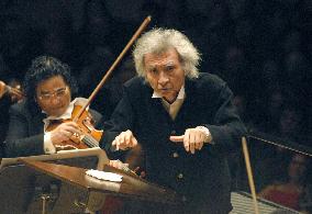 Ozawa leads own orchestra at Carnegie Hall