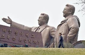 Bronze monument of late N. Korean leaders in Pyongyang