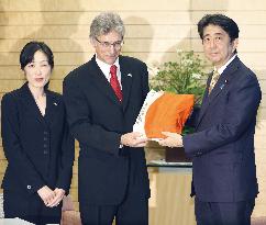 U.S. group returns Rising Sun flags to Japan