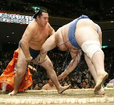 Kakuryu beats Aoiyama on 2nd day of Autumn sumo