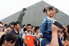 Chinese visit Nanjing Massacre museum