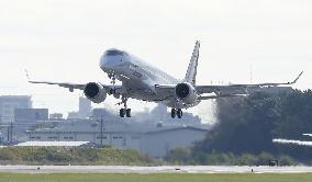 Mitsubishi Regional Jet makes maiden flight