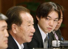 Abductee kin leave for Busan for talks with ex-N. Korean agent