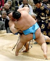 Asashoryu back on level terms at spring sumo