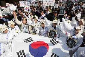 S. Koreans demonstrate against Japan