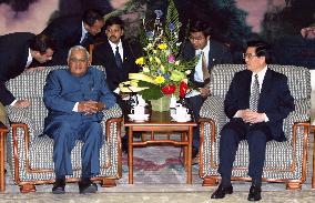 (2)Vajpayee meets with Hu