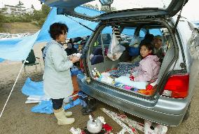 (2)Niigata quake victims weary, worried of more damage