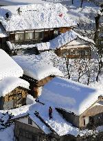 Heavy snow continues to disrupt northwestern Japan