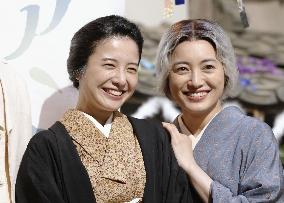 Actresses Yoshitaka, Nakama pose for photo