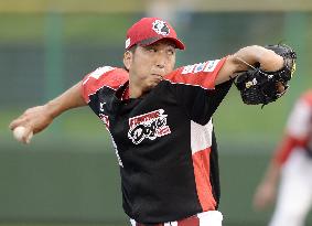 Ex-major leaguer Fujikawa debuts in independent baseball