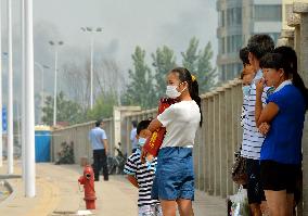 Road closures after Tianjin blasts keep residents on street