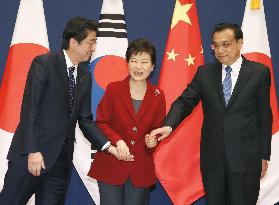Japan, China, S. Korea hold 1st summit talks in over 3 years