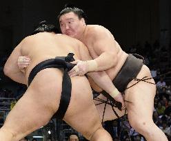 Sumo: Hakuho strolls to 9th straight win at Kyushu