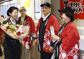 1st Chinese tourists with new family visas visit Japan