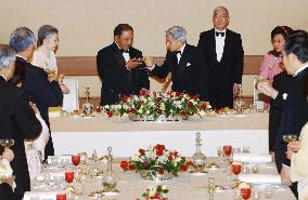 (2)Japanese emperor hosts banquet for Malaysian king, queen