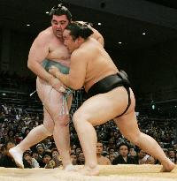 Asashoryu grabs sole lead at Kyushu sumo