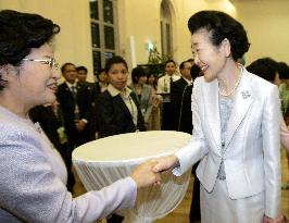 Wives of Fukuda and Roh meet in Singapore