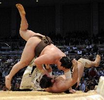Unbeaten Hakuho beats Kotooshu