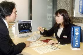 Japanese banks allowed to sell stocks directly