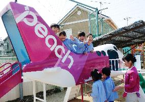 Toddlers attend airplane class in Osaka