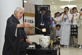 Tea master Sen Genshitsu shows "way of tea" in China