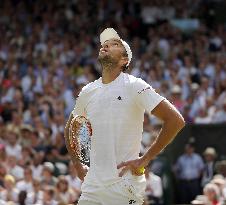 Murray reaches Wimbledon last eight