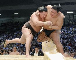 Hakuho closes in on 35th career title as Kakuryu crashes in Nagoya