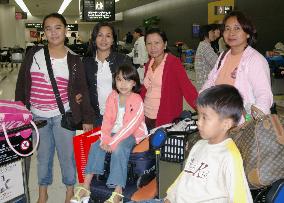 3 Japanese-Filipino children, Filipino mothers arrive in Japan