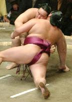 Asashoryu grabs pole position at New Year Sumo