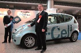 DaimlerChrysler delivers fuel-cell car to Tokyo Gas