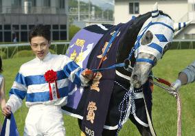 (2)Hishi Miracle gallops to Tenno-sho win