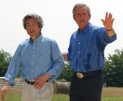 (2)Koizumi, Bush hold joint news conference after talks