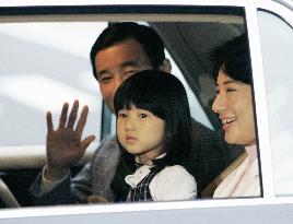 Crown Prince Naruhito, his family visit Hayama villa