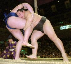 Asashoryu beats Roho at New Year sumo