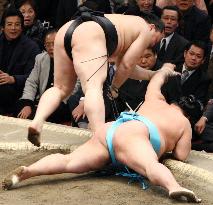 Asashoryu escapes defeat on 5th day of New Year sumo